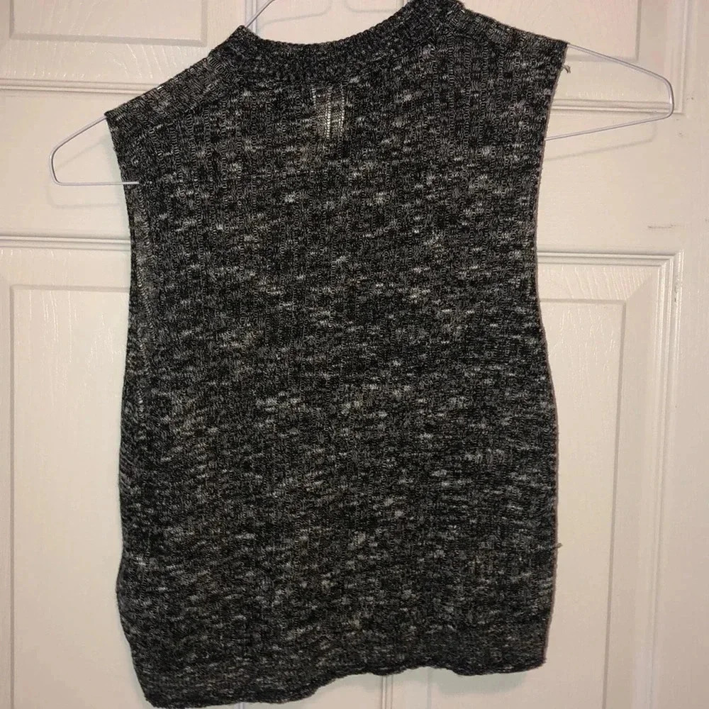Cropped Tank Top - Picture 3 of 3